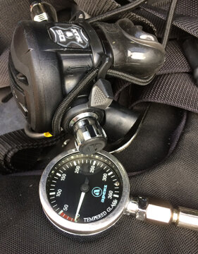 Manometr-Apeks-TECH-3.jpg